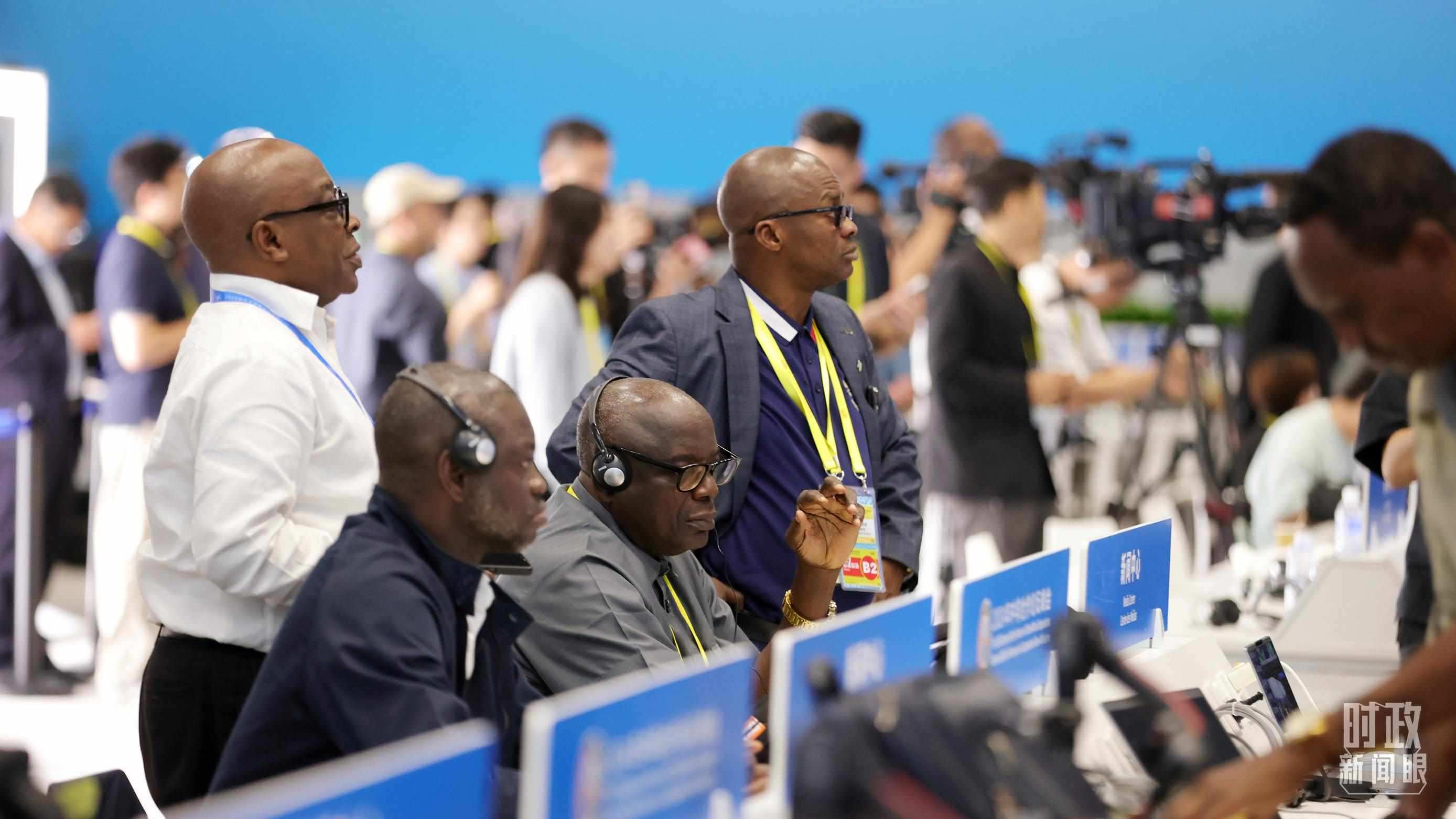  △媒體記者在人民大會(huì)堂和新聞中心參與峰會(huì)報(bào)道。（總臺(tái)央視記者范一鳴、魏幫軍拍攝）