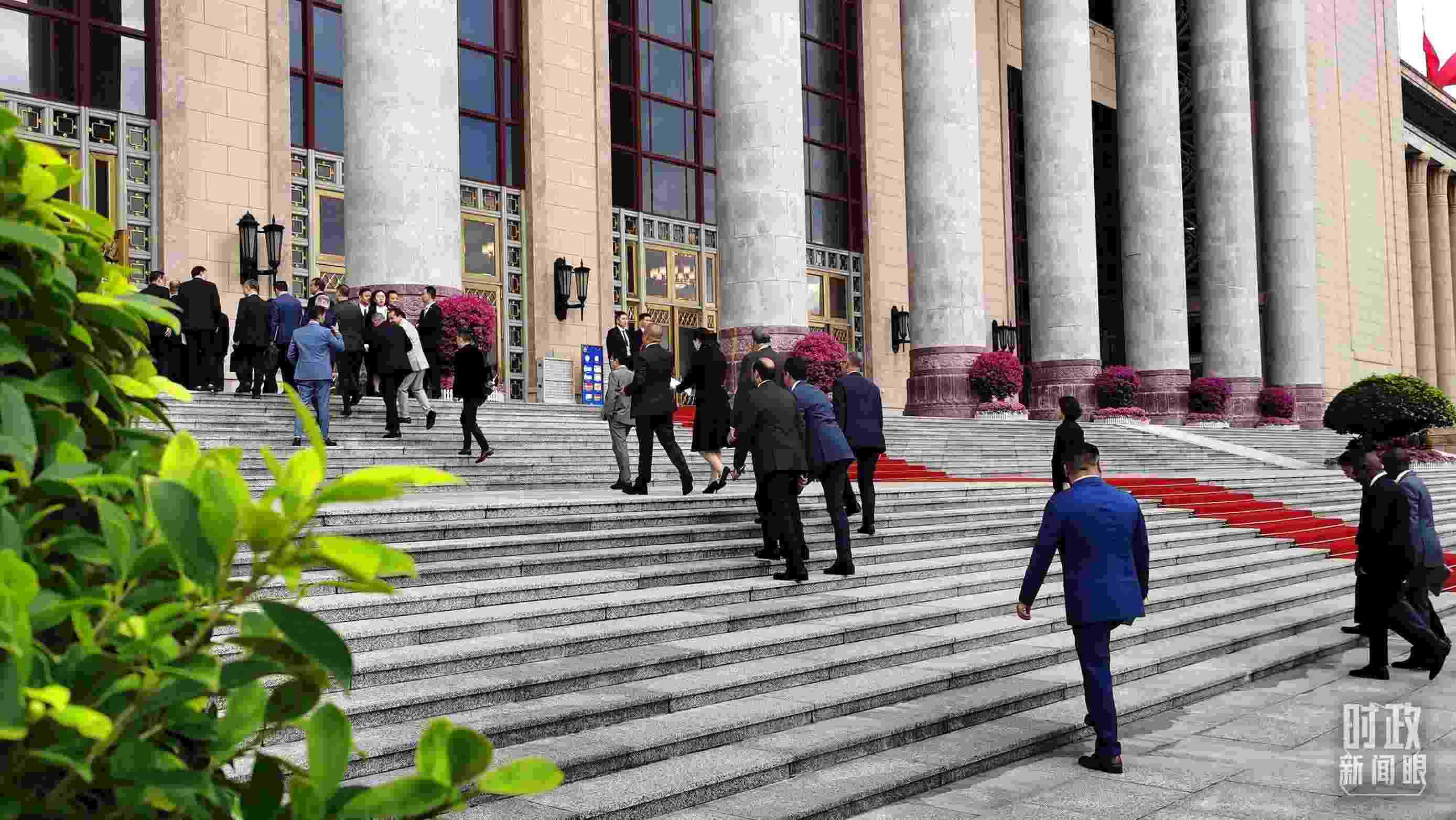  △與會(huì)者正在步入會(huì)場。（總臺(tái)央視記者郭鴻拍攝）