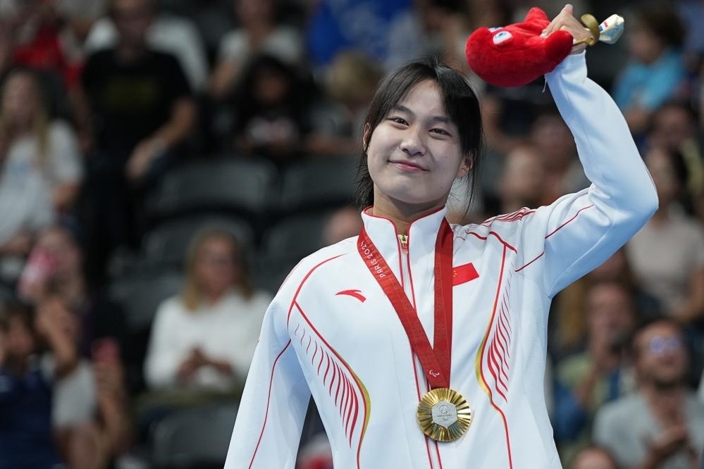 9月4日，蔣裕燕在巴黎殘奧會游泳女子100米自由泳S7級頒獎儀式上。新華社記者 熊琦 攝