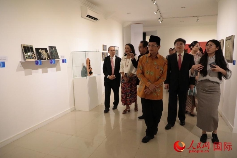 參加開幕式的嘉賓參觀展覽。人民網(wǎng)記者曹師韻攝