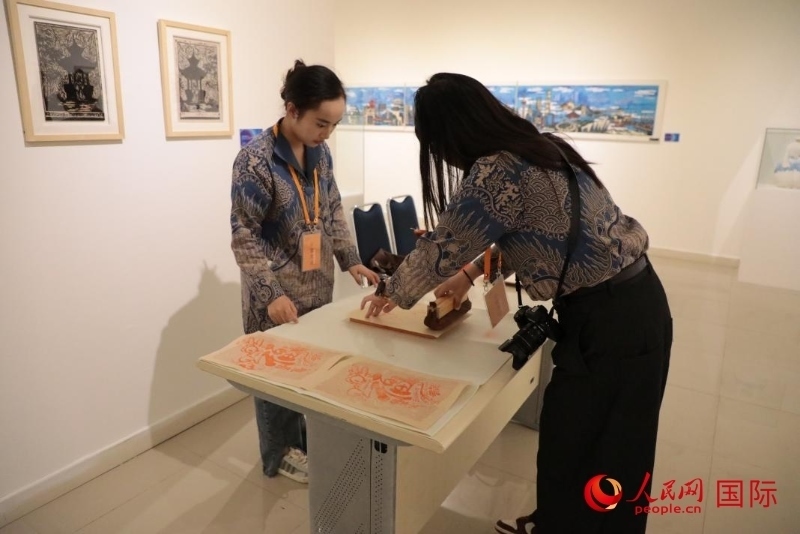 展覽現(xiàn)場的拓印技藝體驗工坊。人民網(wǎng)記者曹師韻攝