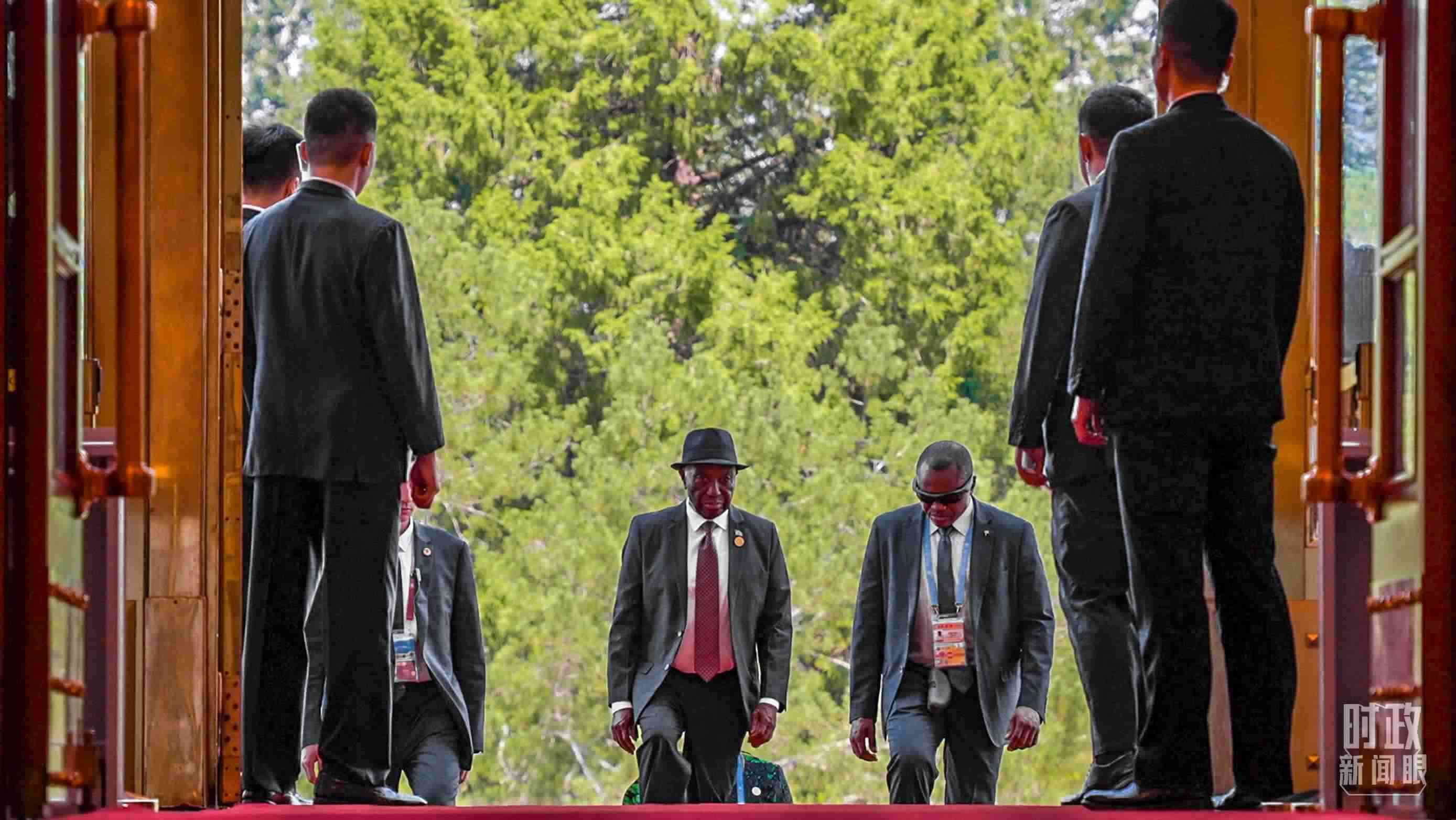 利比里亞總統(tǒng)博阿凱步入人民大會(huì)堂。（總臺(tái)央視記者蔣碩拍攝）