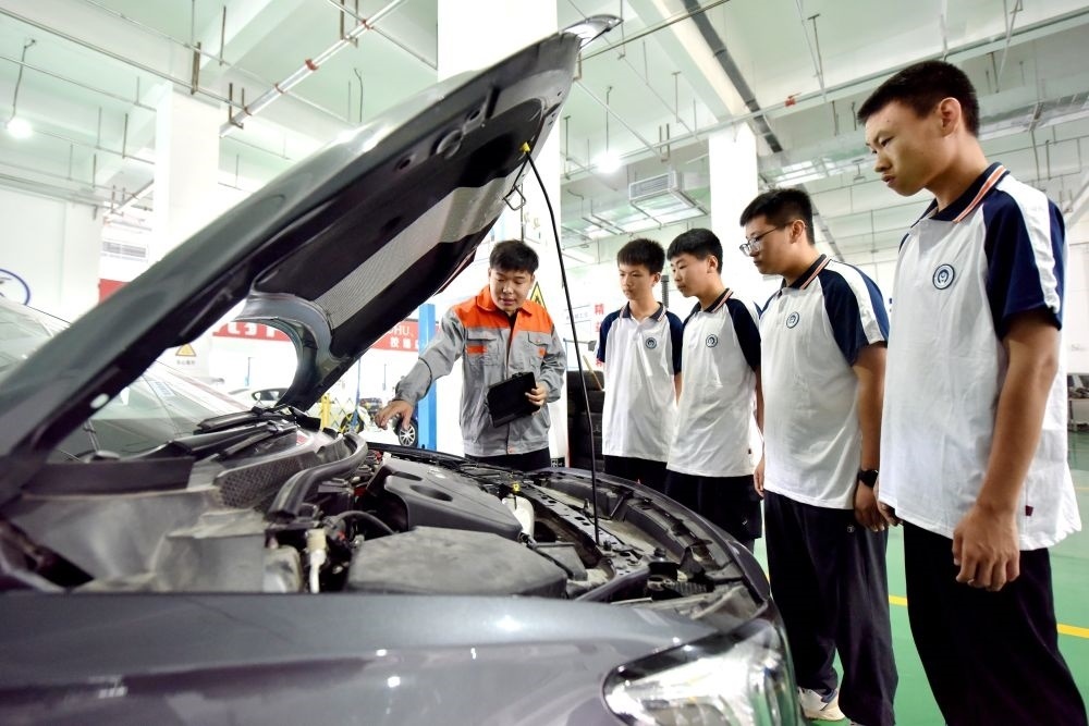 2024年6月7日，河北省邢臺市威縣職業(yè)技術(shù)教育中心教師在指導(dǎo)學(xué)生學(xué)習(xí)汽車維修技術(shù)。新華社記者 王曉 攝