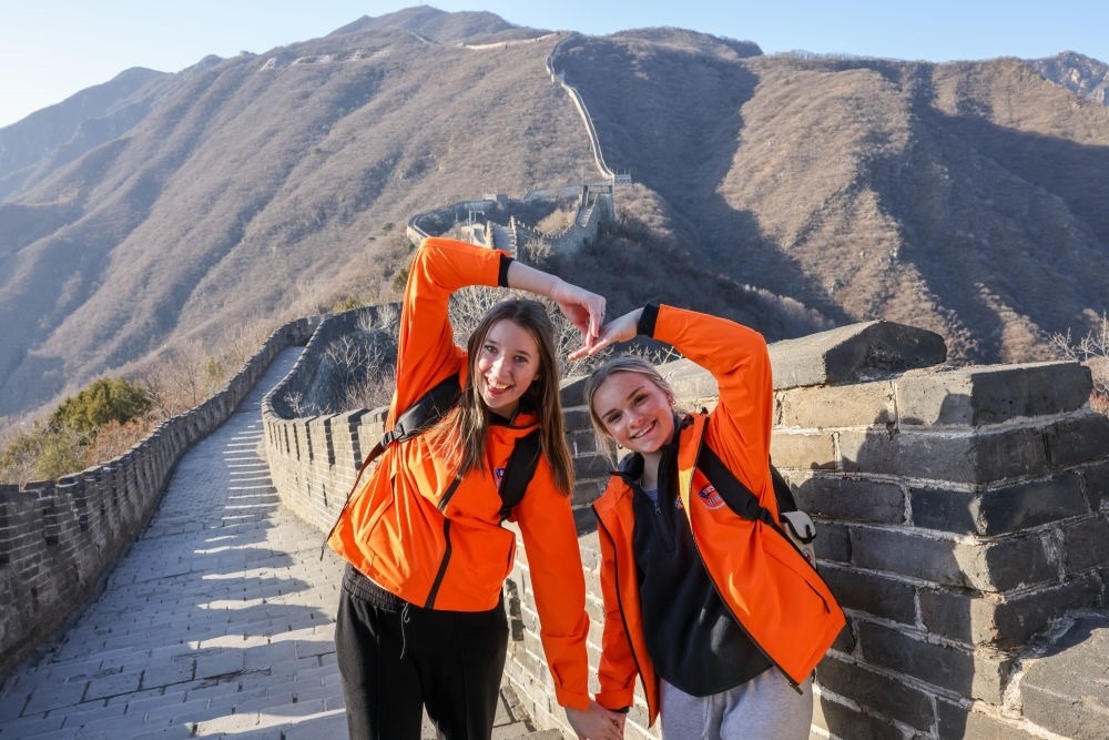 2024年3月20日，美國華盛頓州中學(xué)生代表團(tuán)的成員在北京慕田峪長城留影。新華社記者 殷剛 攝