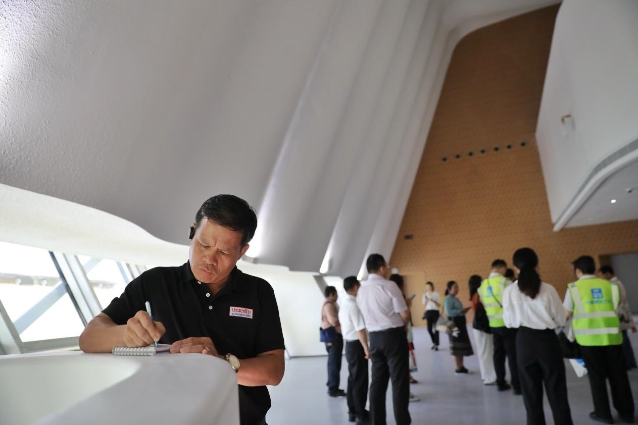 亞洲媒體考察團(tuán)參觀綜合劇場(chǎng)外墻。《中國經(jīng)濟(jì)周刊》記者 肖翊攝