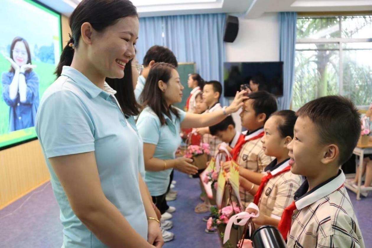 2023年教師節(jié)前，廣西南寧一所學(xué)校，學(xué)生向老師獻(xiàn)上鮮花、賀卡。