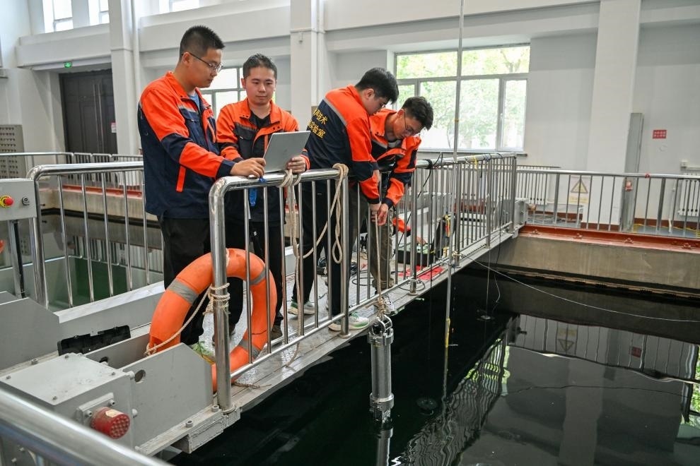 哈爾濱工程大學(xué)水聲工程學(xué)院學(xué)生在進(jìn)行技術(shù)實(shí)驗。新華社記者王松 攝