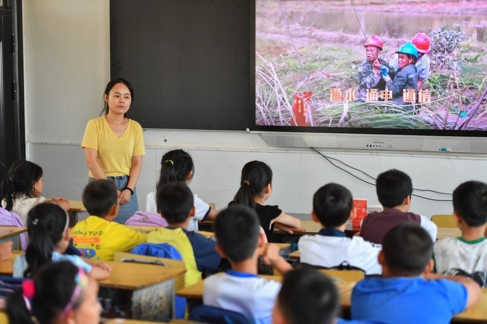 今年夏天，湖南華容縣等地遭受洪澇災(zāi)害。9月，華容縣一所學(xué)校，老師通過講述防災(zāi)救災(zāi)故事，引導(dǎo)孩子們知情、共情，汲取成長的力量。