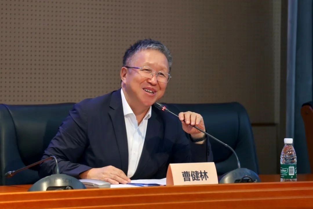 科技部原副部長(zhǎng)、十三屆全國(guó)政協(xié)教科衛(wèi)體委員會(huì)副主任、現(xiàn)任季華實(shí)驗(yàn)室理事長(zhǎng)、主任曹健林致辭。主辦方供圖