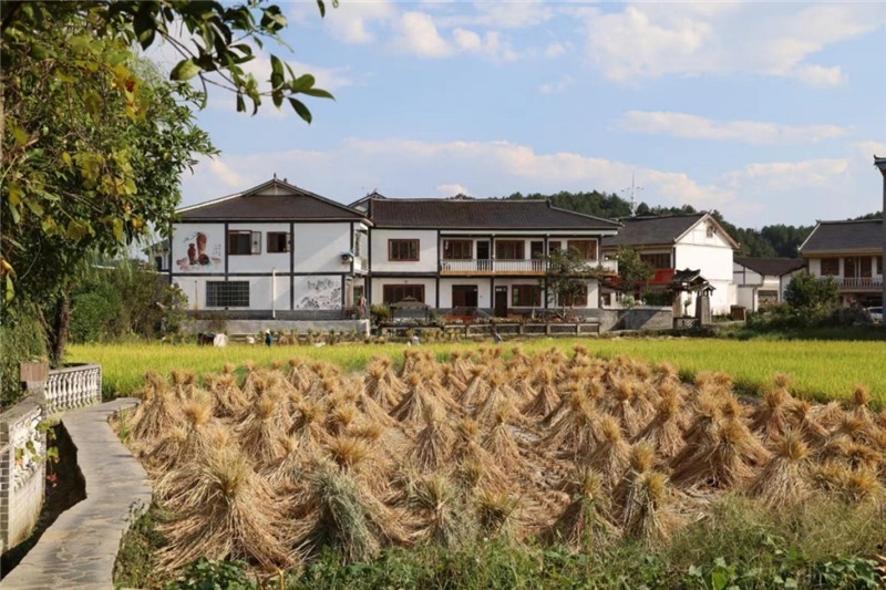 傳統(tǒng)的黔北村莊風貌同現代民居元素相融合，人文風光與生態(tài)自然風景相結合，人與自然和諧共生。（俄羅斯《中國與俄羅斯》雜志社社長奧列格·別列日內赫攝）