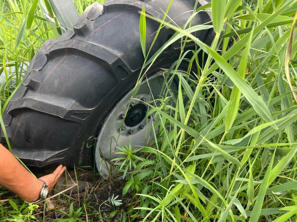 林甸縣一處大型噴灌設(shè)備癟了的輪胎。新華社記者董寶森攝