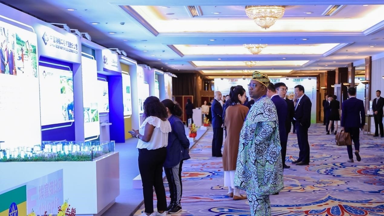 與會(huì)嘉賓參觀主題展覽。主辦方供圖