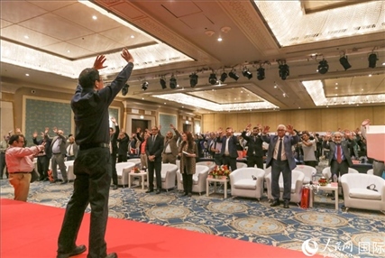 孫武權(quán)現(xiàn)場(chǎng)表演中醫(yī)傳統(tǒng)功法易筋經(jīng)。人民網(wǎng)記者黃培昭攝