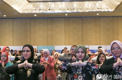 活動(dòng)現(xiàn)場(chǎng)，埃及民眾跟著孫武權(quán)體驗(yàn)中醫(yī)傳統(tǒng)功法易筋經(jīng)。人民網(wǎng)記者黃培昭