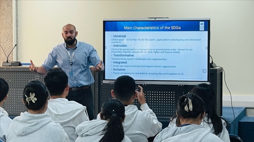 聯(lián)合國(guó)內(nèi)羅畢辦事處的工作人員為支隊(duì)成員講解可持續(xù)發(fā)展目標(biāo)。林源攝