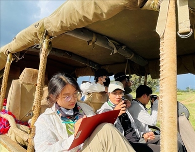 支隊(duì)成員開展長(zhǎng)頸鹿監(jiān)測(cè)國(guó)際志愿工作。林源攝