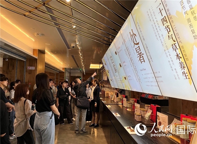 2. 日中友好協(xié)會(huì)青年代表團(tuán)一行學(xué)習(xí)24節(jié)氣養(yǎng)生知識(shí)。（人民網(wǎng)記者陳思 攝）