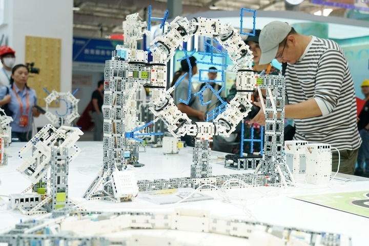 2024年9月11日，記者在服貿(mào)會(huì)首鋼園區(qū)教育服務(wù)館采訪。新華社記者 張晨霖 攝