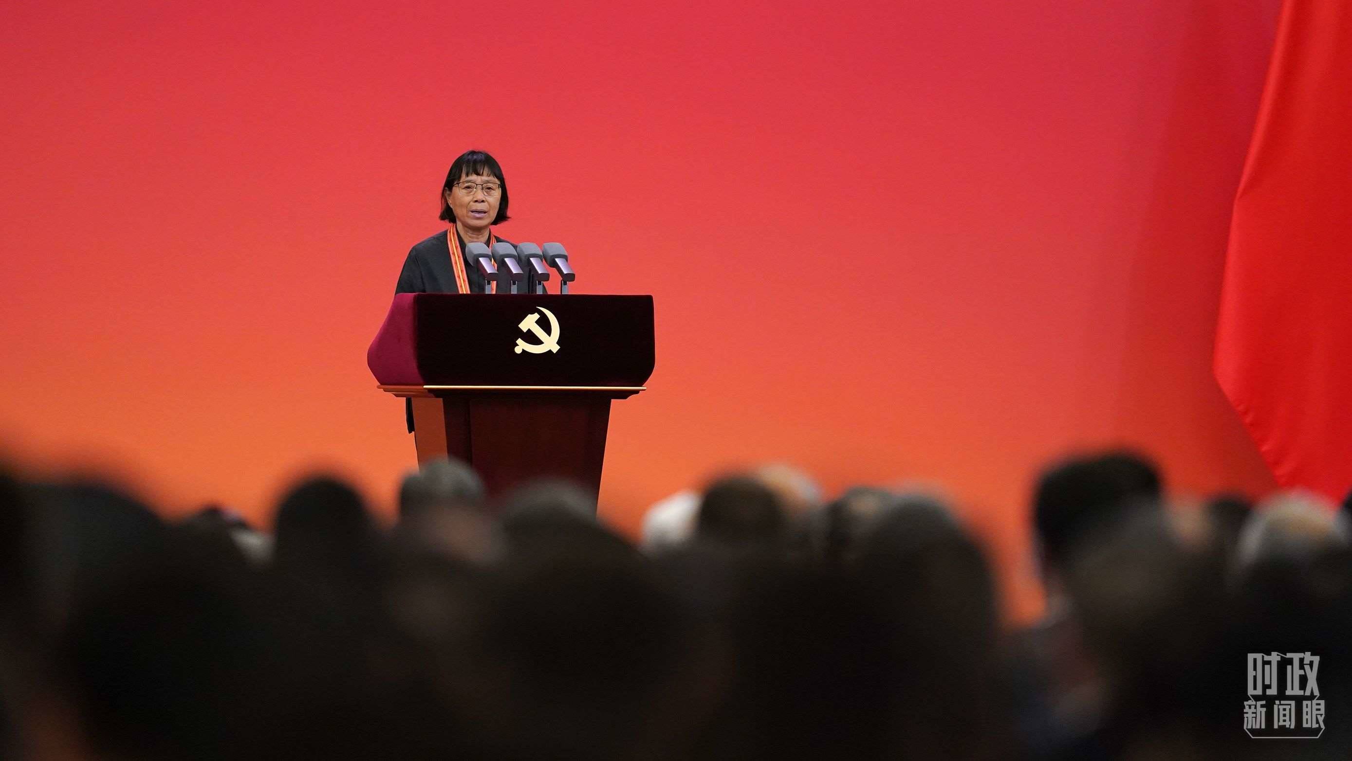  △2021年6月，幫助數(shù)千名貧困山區(qū)女孩圓夢(mèng)大學(xué)的人民教師張桂梅，代表“七一勛章”獲得者發(fā)言。（總臺(tái)國(guó)廣記者李晉拍攝）