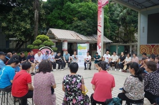  南寧市青秀區(qū)新竹社區(qū)召開“竹聲傾談”民情懇談會(huì)。（李抒蓉 攝）