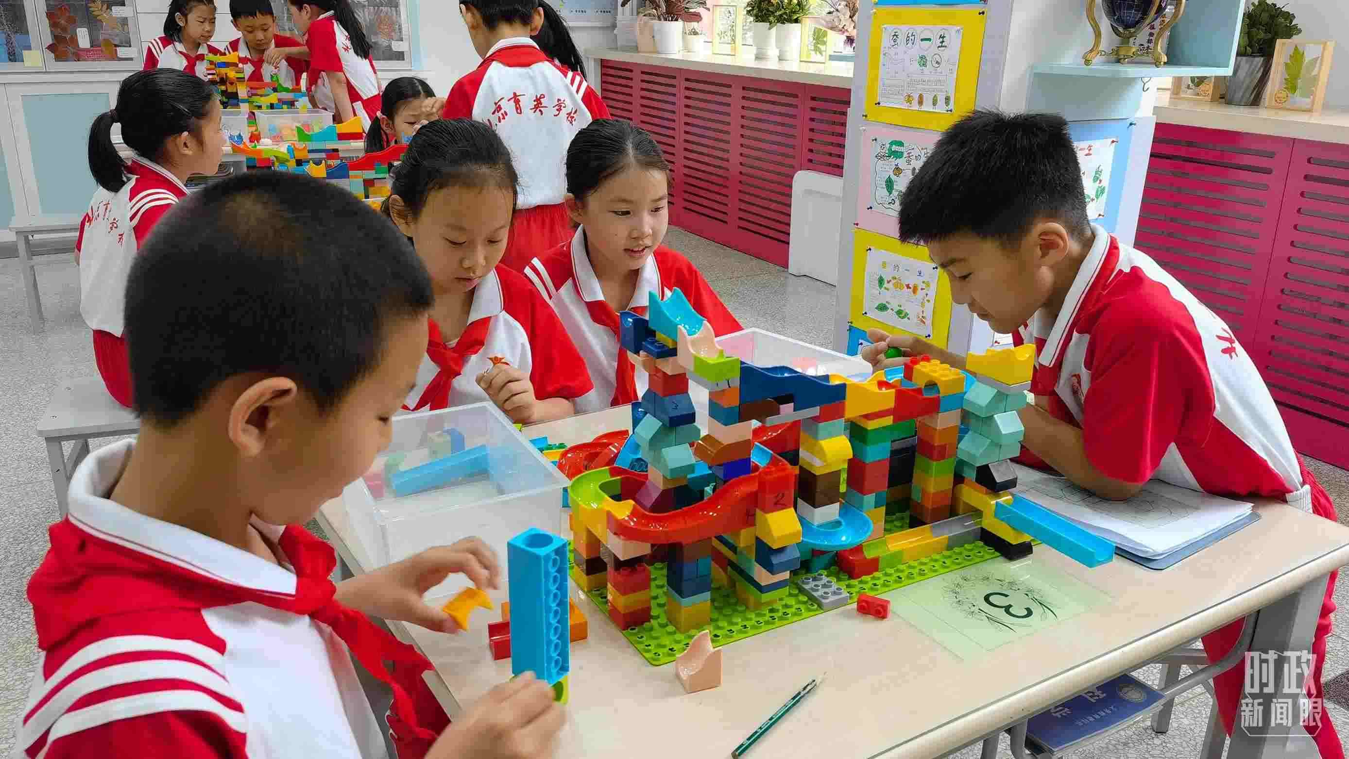  △這是北京育英學(xué)校的科學(xué)教室。2023年5月，習(xí)近平在這里調(diào)研時(shí)，希望同學(xué)們從小樹(shù)立“科技創(chuàng)新、強(qiáng)國(guó)有我”的志向。（總臺(tái)央視記者石丞拍攝）