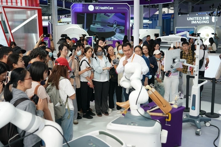 2024年9月11日，記者在服貿(mào)會(huì)首鋼園區(qū)健康衛(wèi)生服務(wù)館采訪。新華社記者 張晨霖 攝