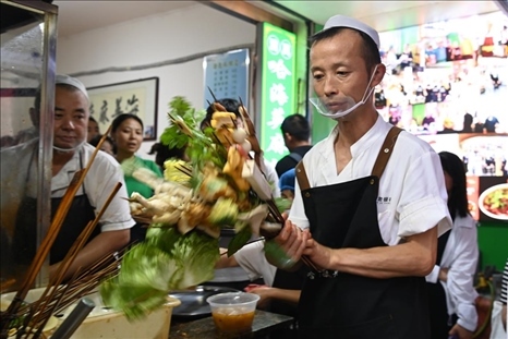 店員準(zhǔn)備制作天水麻辣燙。新華社記者 范培珅 攝