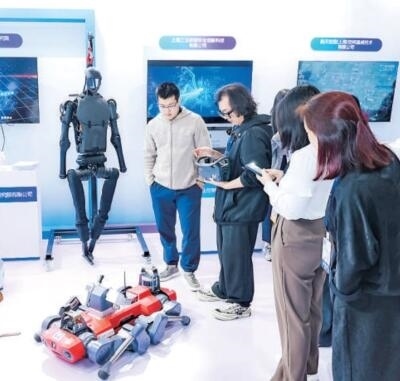 普陀區(qū)“中華武數(shù)”科創(chuàng)集市上，展位工作人員在向觀眾展示機器人。資料圖片