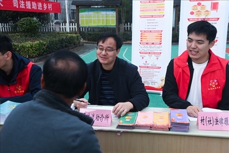 2022年11月9日，在杭州市臨安區(qū)太陽鎮(zhèn)上太陽村，臨安區(qū)太陽司法所所長方凱（右二）現(xiàn)場解答法律問題。 新華社記者 徐昱 攝