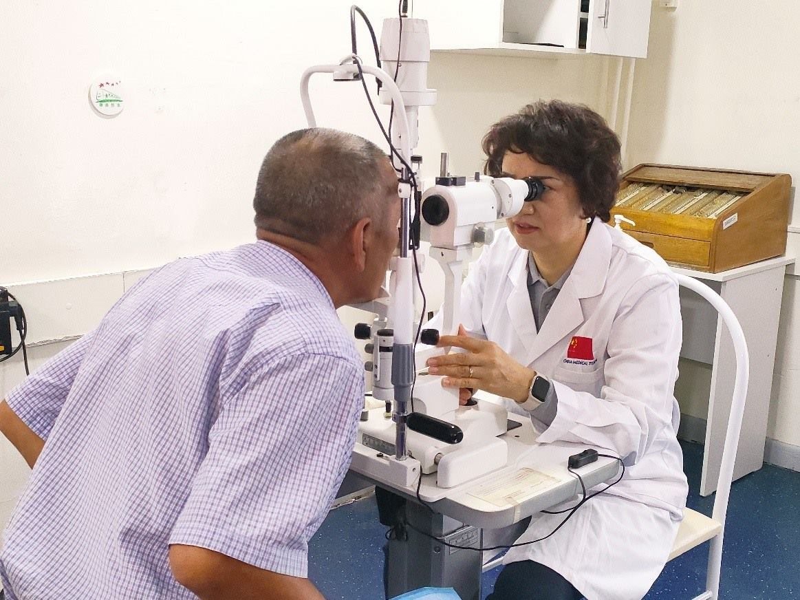 中方醫(yī)生為當(dāng)?shù)鼗颊哌M(jìn)行術(shù)前檢查 健康快車光明行項(xiàng)目供圖