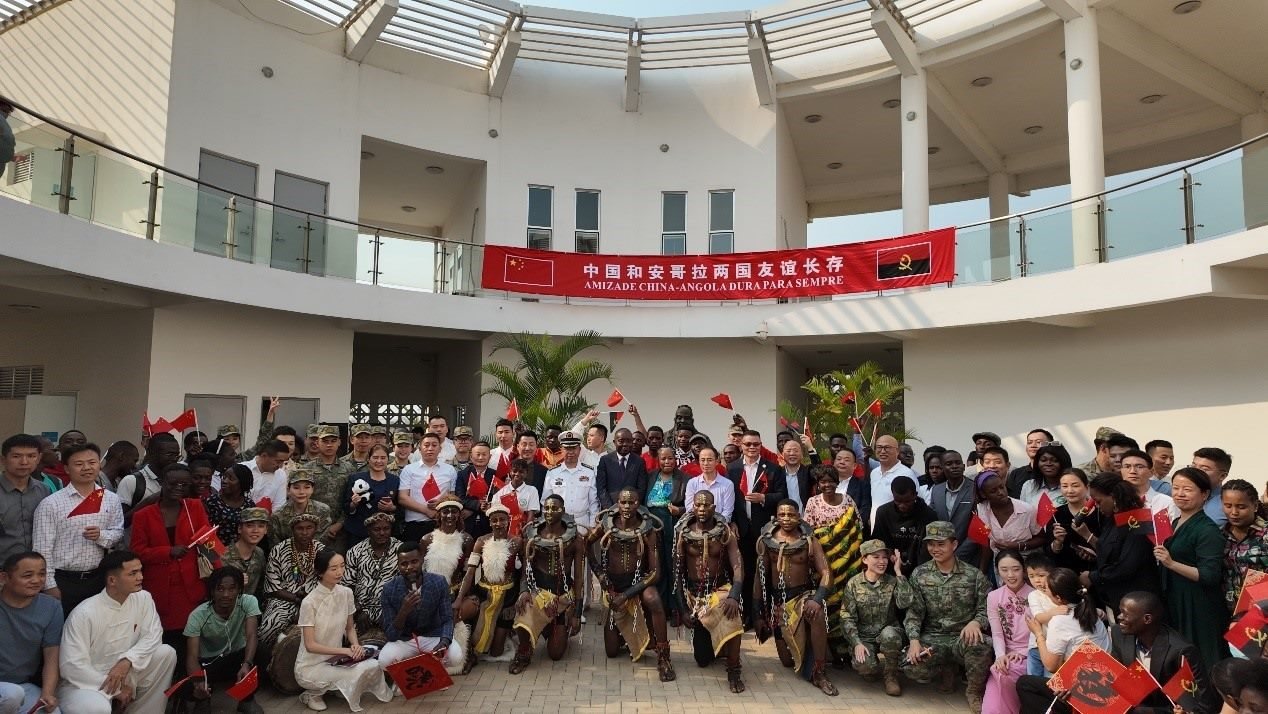 文化聯(lián)誼活動(dòng)合影。內(nèi)圖大學(xué)孔子學(xué)院供圖