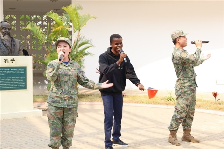 孔院學(xué)生與中國海軍官兵合唱《天地龍鱗》。內(nèi)圖大學(xué)孔子學(xué)院供圖