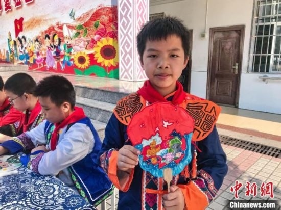 翠竹小學學生展示自己繪制的團扇作品。蔣豐慧 攝