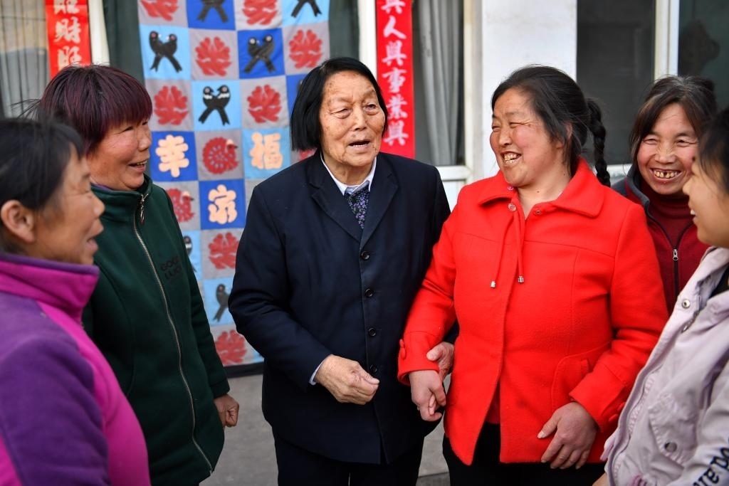 2019年3月23日，申紀(jì)蘭（左三）在山西省平順縣西溝村與村民分享全國兩會精神。新華社記者 曹陽 攝