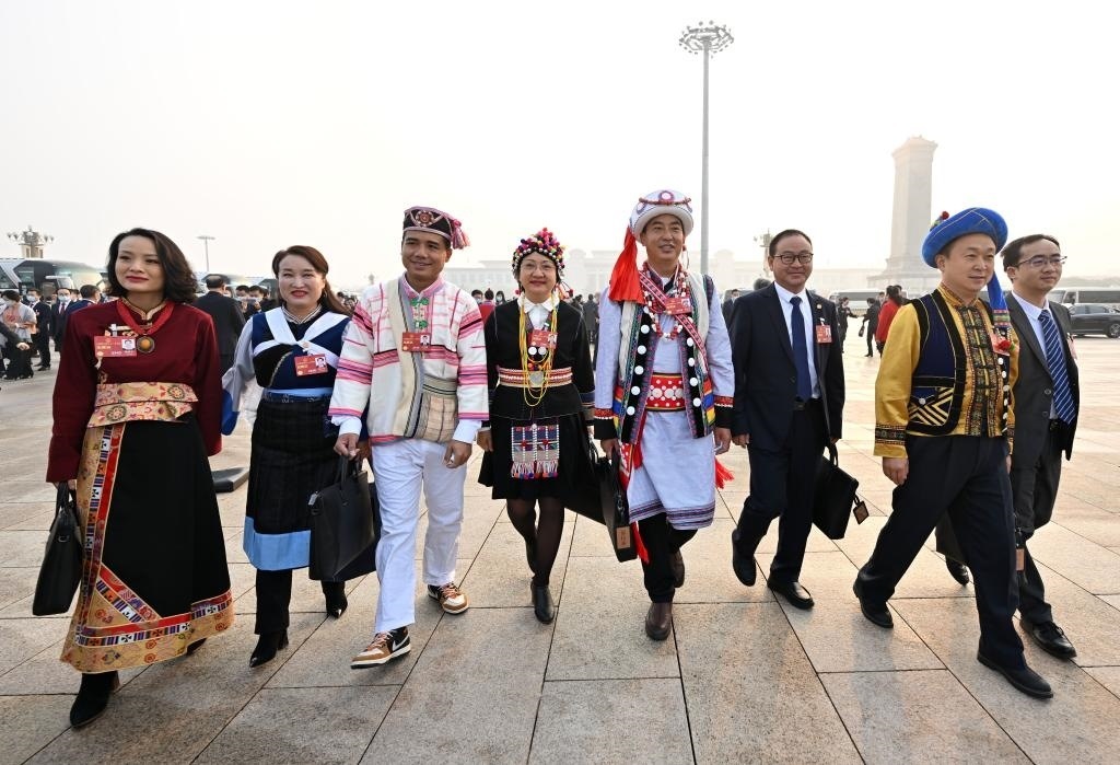 2023年3月5日，第十四屆全國人民代表大會第一次會議在北京人民大會堂開幕。這是全國人大代表走向會場。新華社記者 陳益宸 攝
