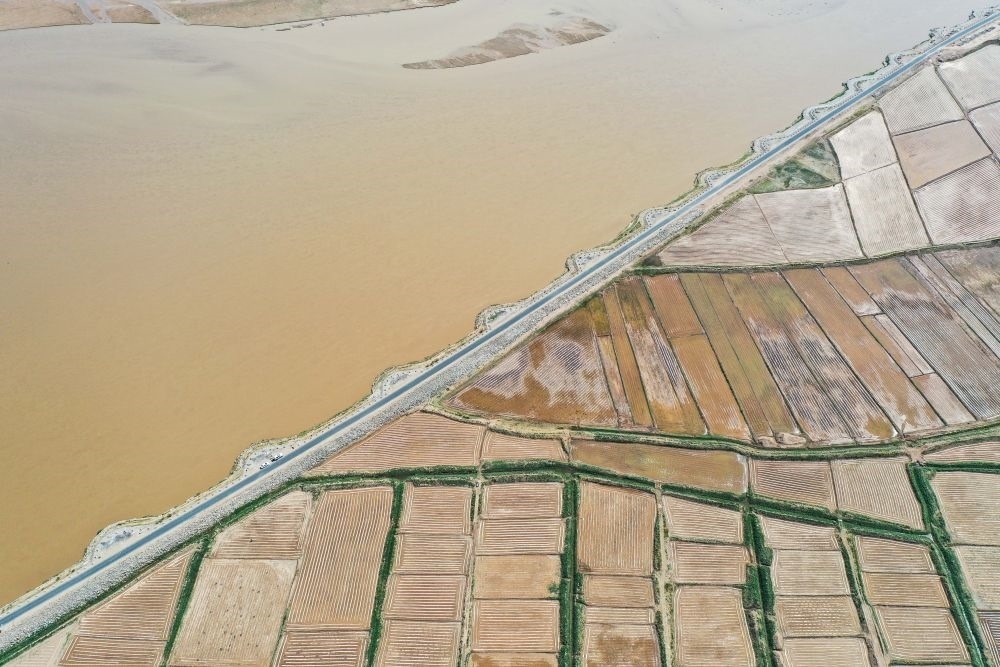 2024年5月26日在內(nèi)蒙古巴彥淖爾市臨河區(qū)拍攝的黃河（無人機(jī)照片）。巴彥淖爾市位于黃河“幾字彎”北端，擁有富饒的河套灌區(qū)，引黃灌溉面積達(dá)1000多萬畝。近年來，在引黃灌溉工程支撐下，河套灌區(qū)年均糧食總產(chǎn)量達(dá)60億斤以上。