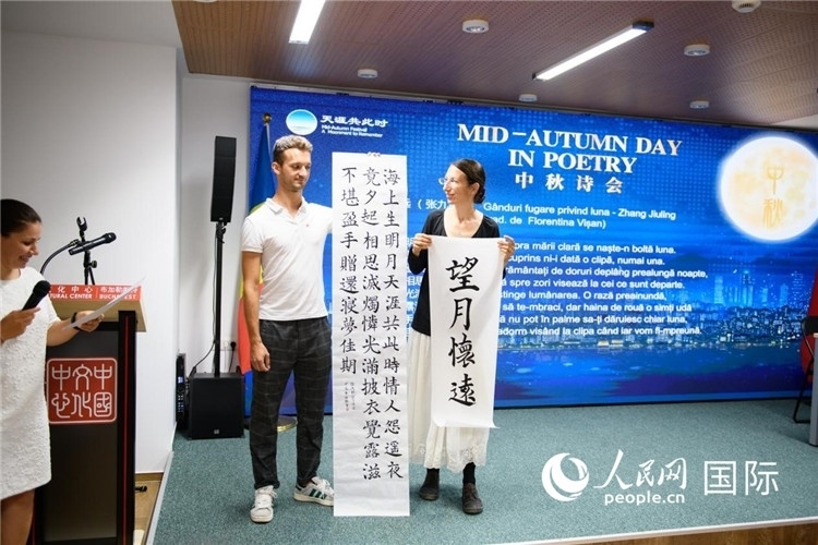 現(xiàn)場的羅馬尼亞書法愛好者書寫并展示作品。傅永山攝