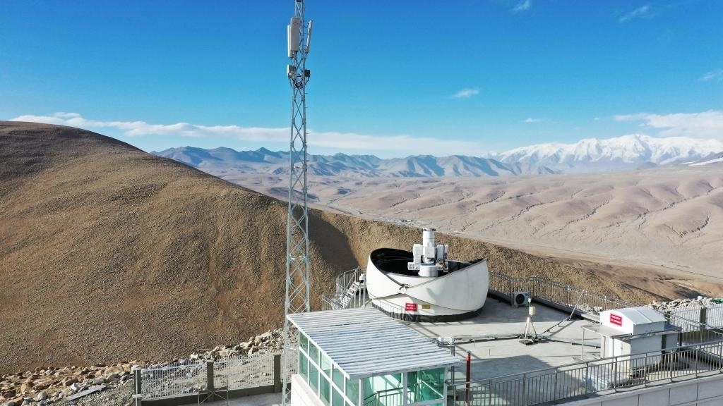 正在運行的塔縣星地激光通信地面站。（中國科學(xué)院空天信息創(chuàng)新研究院供圖）