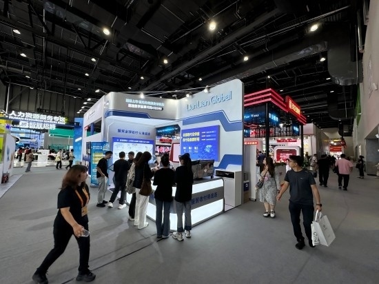 觀眾在展區(qū)了解相關(guān)金融服務(wù)。人民網(wǎng)記者 黃盛攝