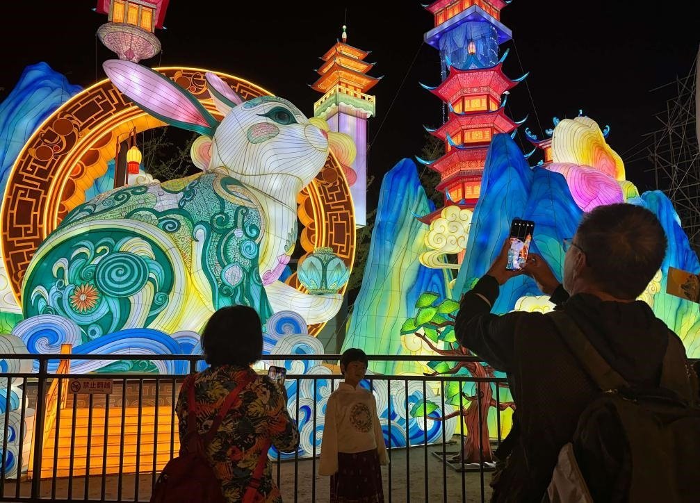 市民游客在2024年北京中秋國慶彩燈游園會欣賞彩燈。新華社記者楊淑君 攝