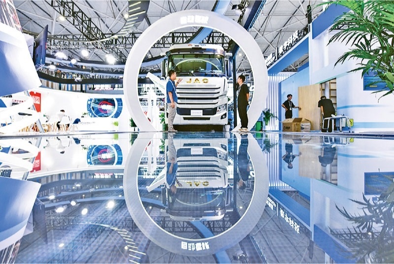 黨的二十屆三中全會(huì)提出，加快構(gòu)建促進(jìn)數(shù)字經(jīng)濟(jì)發(fā)展體制機(jī)制，完善促進(jìn)數(shù)字產(chǎn)業(yè)化和產(chǎn)業(yè)數(shù)字化政策體系。2024年8月28日至30日，2024中國(guó)國(guó)際大數(shù)據(jù)產(chǎn)業(yè)博覽會(huì)在貴州貴陽(yáng)舉辦。圖為工作人員在介紹無(wú)人駕駛重型卡車。 新華社記者 楊文斌/攝