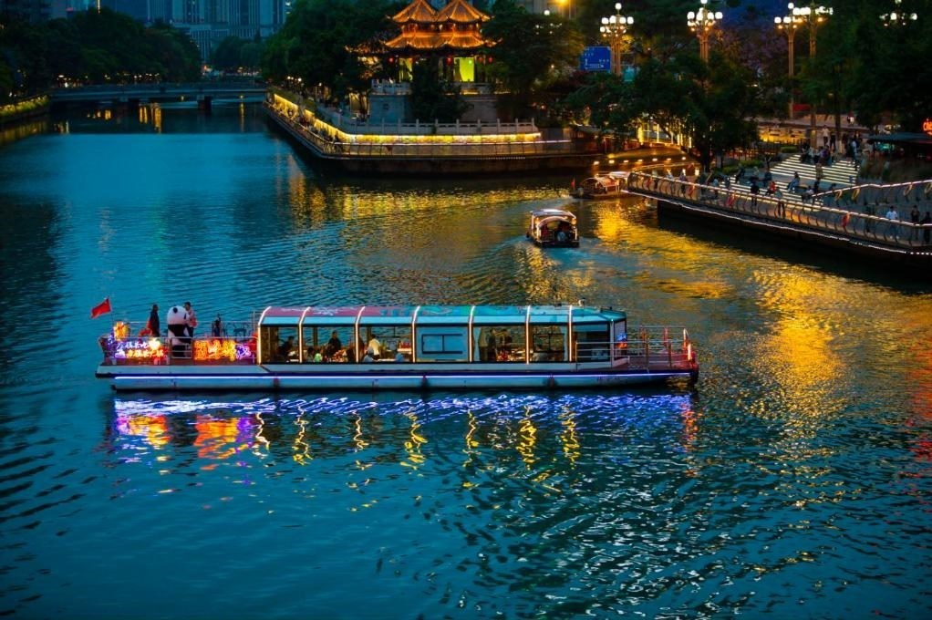 成都“夜游錦江”火鍋船。（唐斌治 攝）