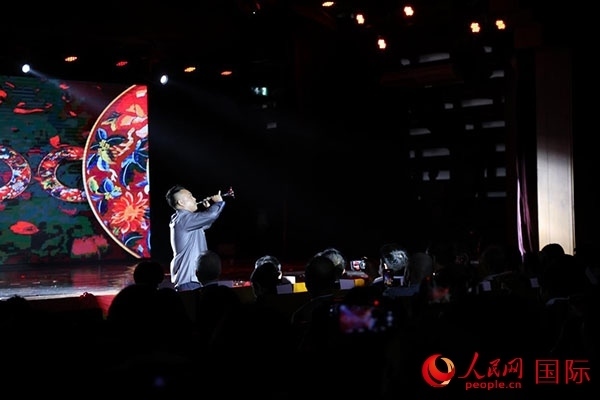 演出現(xiàn)場，演員帶來嗩吶獨(dú)奏《看秧歌》。人民網(wǎng)記者 楊一攝