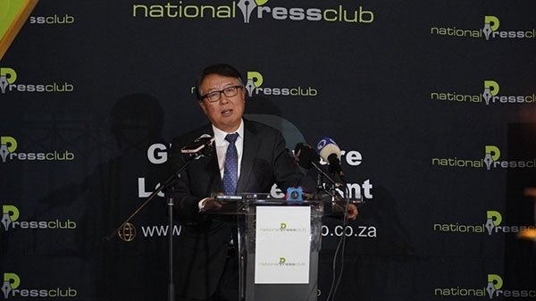 駐南非大使吳鵬出席中國駐南非使館同南國家新聞俱樂部聯(lián)合舉辦的中非合作論壇峰會成果宣介會并發(fā)表主旨講話。人民網(wǎng) 劉暢攝