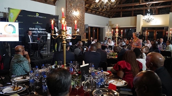 吳大使回答記者提問。人民網(wǎng) 劉暢攝