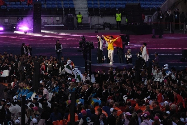 中國選手登上最高領(lǐng)獎臺。人民網(wǎng)記者 于超凡攝