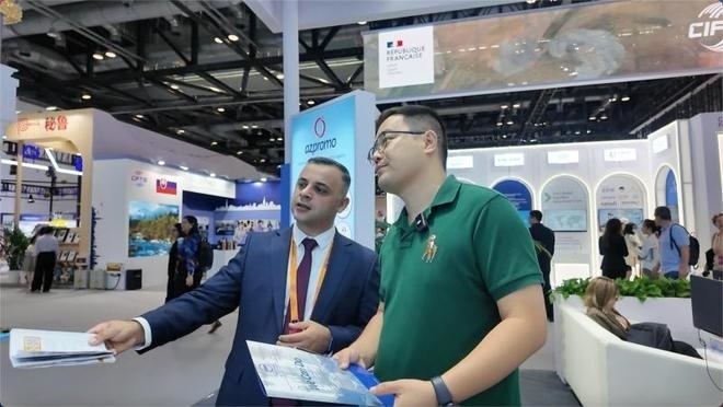 伊和·阿塔里扎德介紹阿塞拜疆產(chǎn)業(yè)園。人民網(wǎng)記者 楊倩攝