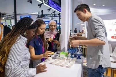 觀眾正在品嘗伊朗的藏紅花茶。人民網(wǎng)記者 翁奇羽攝