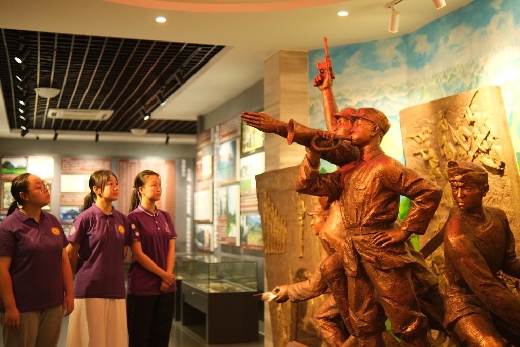 7月26日，南開(kāi)大學(xué)實(shí)踐隊(duì)在環(huán)江革命陳列館了解毛南族人民在黨的領(lǐng)導(dǎo)下進(jìn)行革命斗爭(zhēng)的歷程。（受訪者供圖）