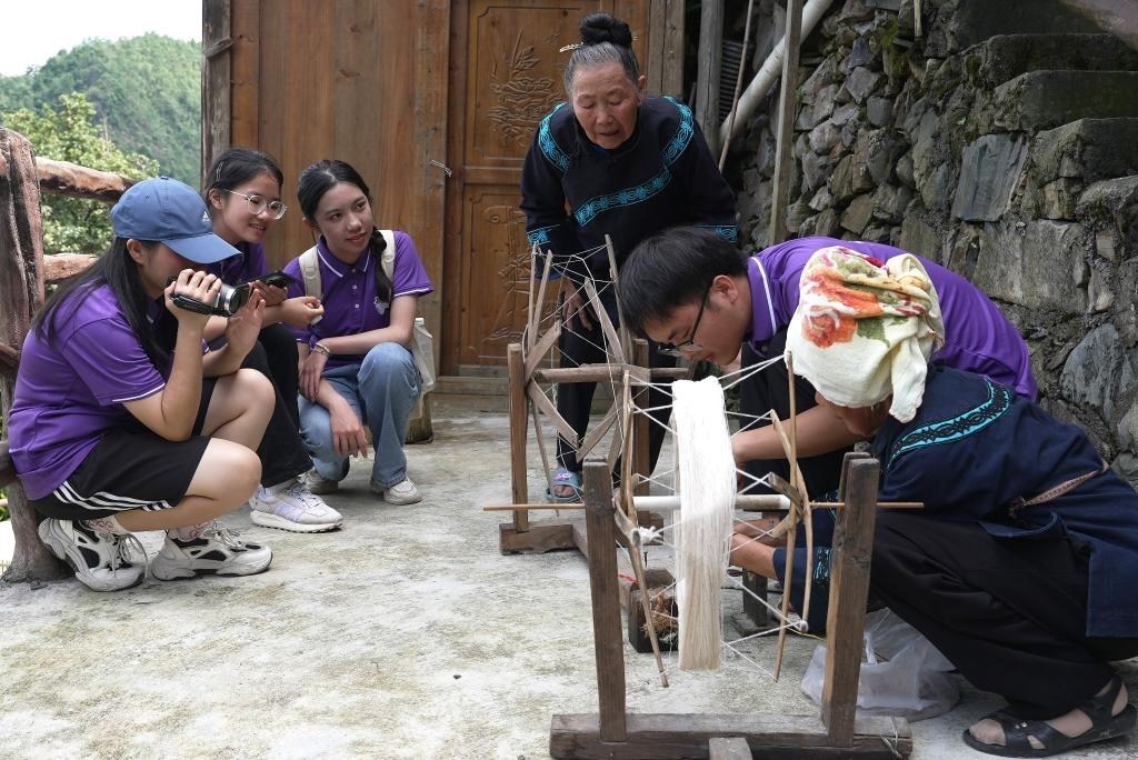 南開(kāi)大學(xué)師生在貴州省雷山縣南猛村了解鄉(xiāng)村振興成就。（受訪者供圖）
